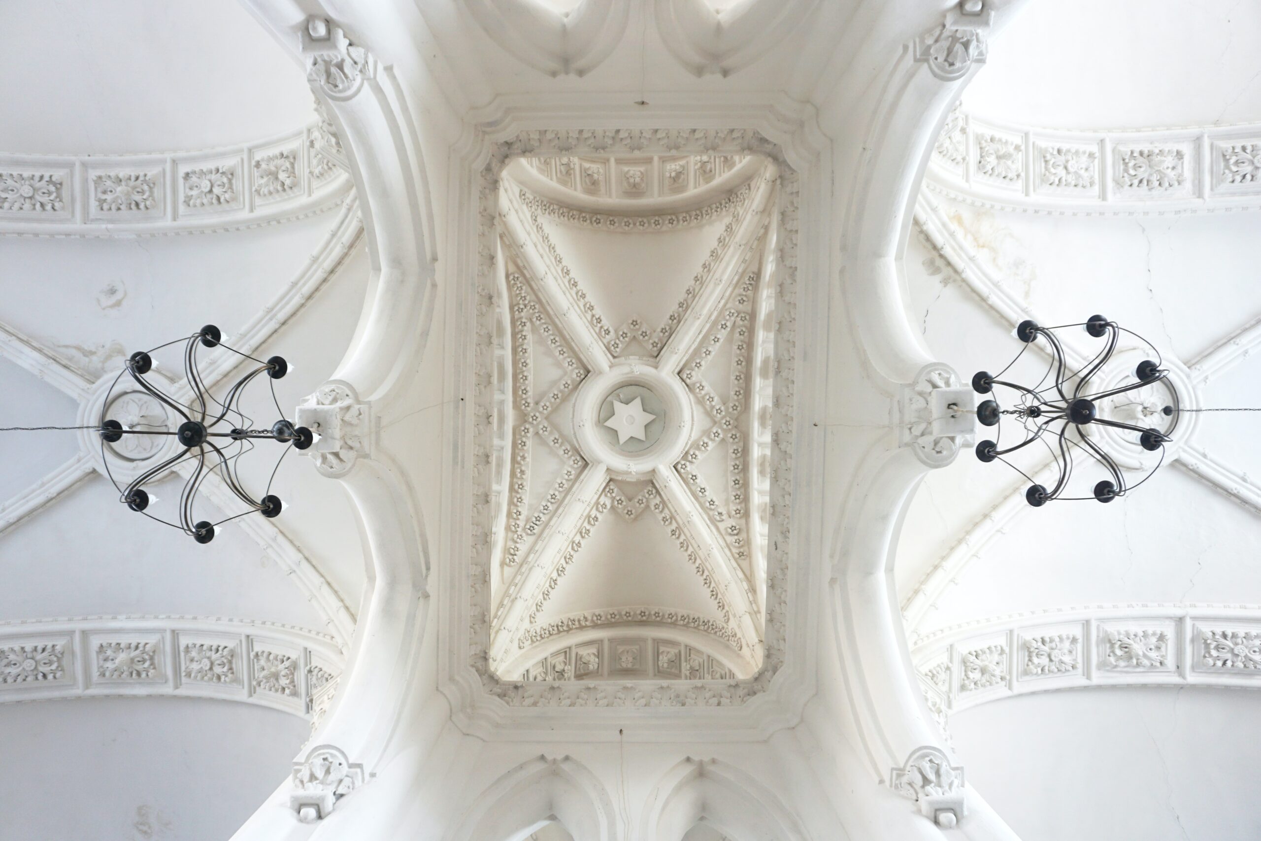 white decorative ceiling